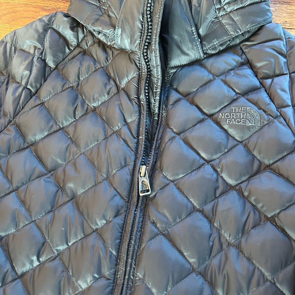 The North Face 550 Gray Transit Puffer Jacket with Hood - Picture 7 of 8